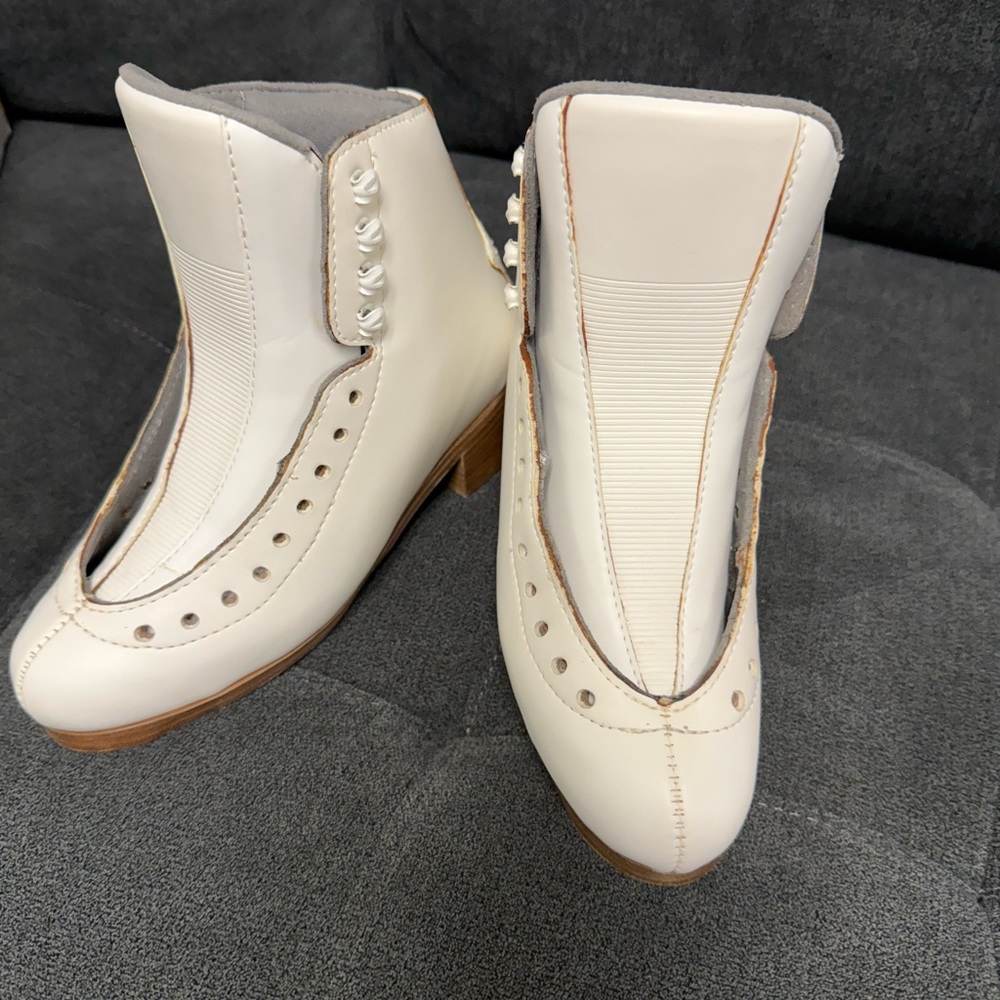Graf F-4000 women’s figures skates size 5S 
New
